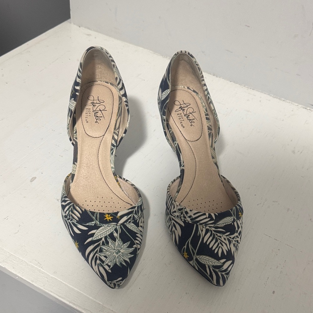 Life Stride Navy Floral Heels